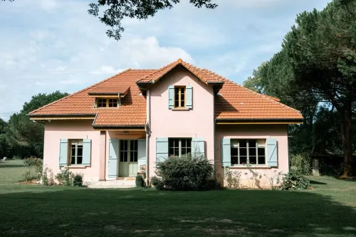 La Maison Rose, 5 to 7 suites, in a private park, 10 minutes from the beaches.