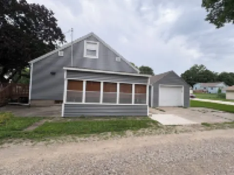 Welcoming Updated 3-Bedroom House Close to Downtown Clear Lake and City Beach!