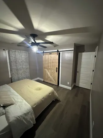 Charming 3 bedroom 2 bath house with 2 car garage, WiFi and AC in Morrow. Отели в г. Морроу