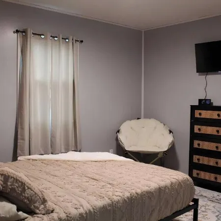 3-bedroom house in enjoyable Springfield with AC, WiFi. Relax and unwind