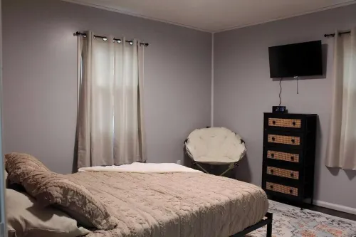 3-bedroom house in enjoyable Springfield with AC, WiFi. Relax and unwind