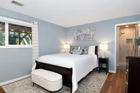 Woodland Retreat Apartment in Happy Valley - minimum 30 days Отели в г. Саннисайд