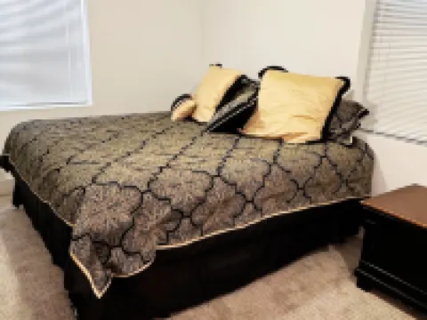 Spacious 4-bedroom apartment in charming Tropic with WiFi, AC 特洛匹克酒店