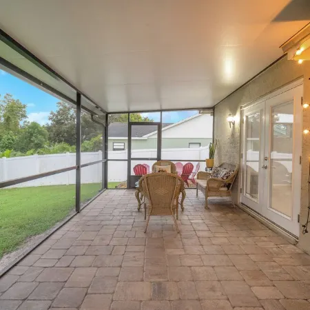 Charming 3-bedroom Pet Friendly house in tranquil Riverview Отели в г. Ривервью