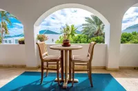 Postcard Perfect Getaway! Roof top pool and amenities