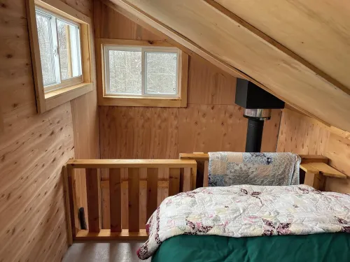 Privtate cabin-wooded trails, 5 minutes to Loon Call Lake! Pets welcome!