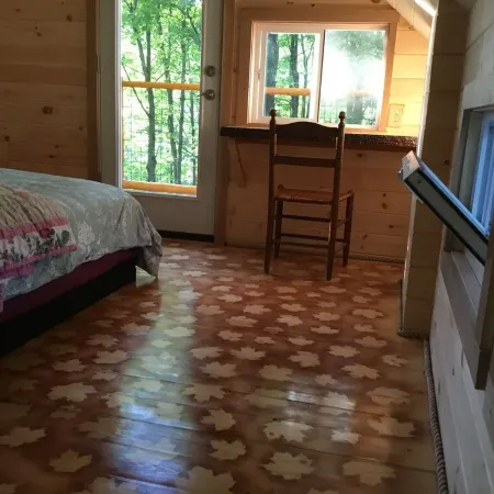 Charming 1-bedroom treehouse with WiFi, AC, Hot Tub in gorgeous Lincoln VT Отели в г. Аддисон