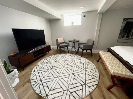 Cozy, modern apartment in downtown PTBO Отели рядом с достопримечательностью «Peterborough Museum and Archives»