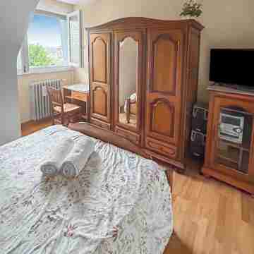 T2 Fitted kitchen, Private parking, sleeps 4 Rooms