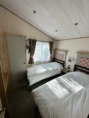 Luxury 6-8 Berth Lodge in the heart of the New Forest Hotels near Doe Copse Play Area