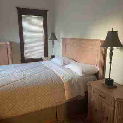Newly Listed 4-bedroom , 2 bath house with WiFi, AC 10 minute walk to the Falls! Rooms