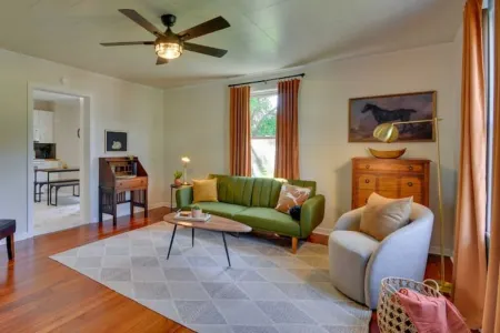 Sleeps 6  ½ Mi to Casino 2bd/1bath  3 Beds