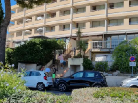 Facing the port, lovely studio on raised ground floor with large terrace, panoramic view