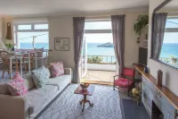 Cosy Coverack Accommodation with Panoramic Sea Views