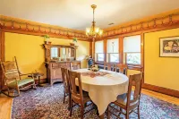 Experience a 3 bedroom historic apartment Rock Island, IL Hotel a Rock Island