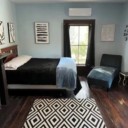 Spacious 5-bedroom pet friendly house with WiFi, AC in charming Oliver Springs