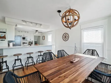 Waterfront sleeps 13 2-Kings/Crib/1st flr sleeper