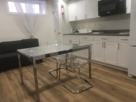 Unique Favor – 2 Bedroom Basement (Prairie Pointe) Отели рядом с достопримечательностью «Университет Брендона»