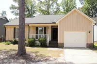 Charming 3-bedroom home in Fayetteville: 5 min from Base