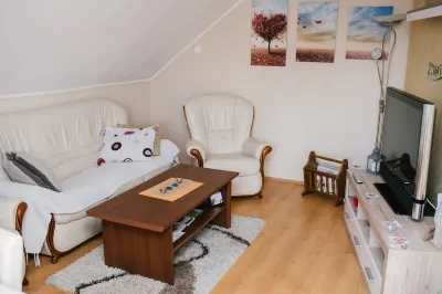 Beautiful cozy apartmant with 2 bedrooms, living room, free parking and wifi Hotels in 