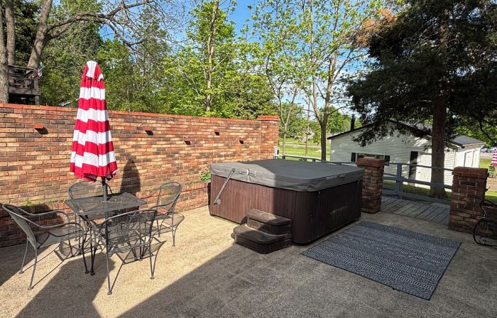 Charming, historic, 4-bedroom lake house w/Hot tub just steps away from lake!
