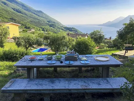 Family residence: 4 apartments and large communal area, pool and garden