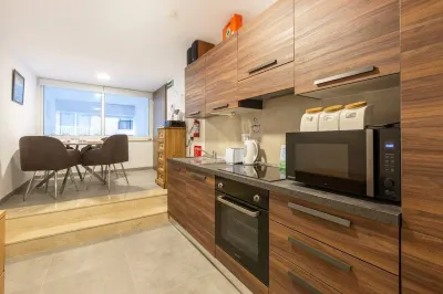 Charming 1-bedroom apartment with AC and WiFi in Qawra 馬耳他藍湖附近的飯店