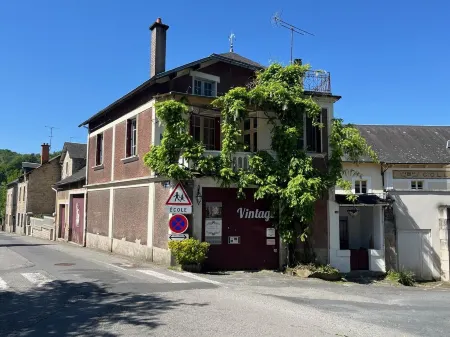 HOUSE 2 BEDROOMS (4people) in TREIGNAC (19 Corrèze) right in the center of the Village Отели в г. Треньяк