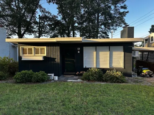 Charming Waterfront 2-bedroom cottage with AC, WiFi and boat parking 글로스터 카운티 호텔