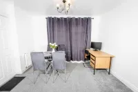 Comfy 2 Bedroom House for 4 Hotels in Rochester