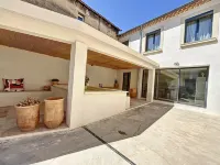 Village house in Provence with swimming pool and private terrace Hotels in Eyragues