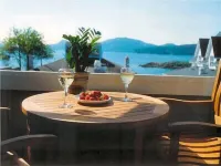 Water view! Luxury Port Suite -- walk to cafes, shops, galleries & beaches.