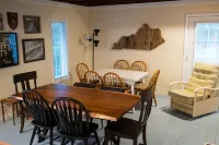 Spacious 6-bedroom house with WiFi & AC in charming Jamestown lake ramp access