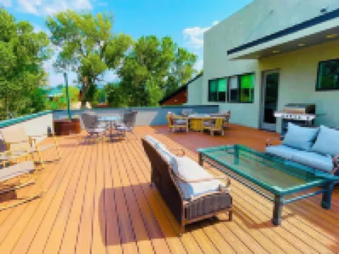 Unique Luxury Home Nestled in the trees. 韋爾法諾縣酒店