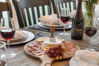 只有兩個區塊的主要街道上帶熱水浴缸和燒烤的絕色住宅！