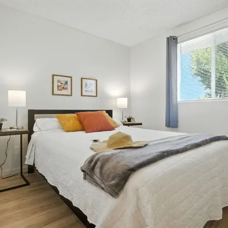 Full Kitchen - Cozy 2 Br with King Bed - Hospital & Hanford Super Close.