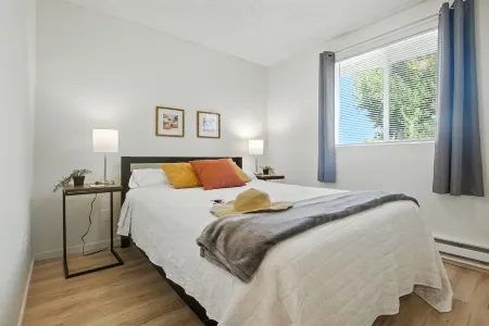 Full Kitchen - Cozy 2 Br with King Bed - Hospital & Hanford Super Close.