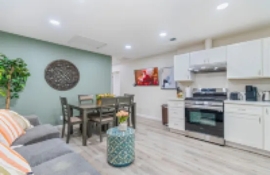 M2-Bungalow Home Quiet & safe 3bedroom 2 bath Foot of the mountain Kingbed!