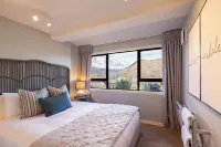 Viscount Lodge with Hot Tub  호텔