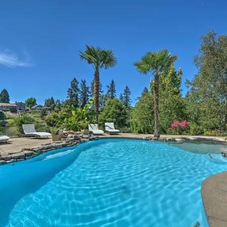 Luxe Getaway w/ Riverfront Views in Grants Pass!