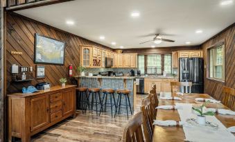 Sky View Chalet by AvantStay Stunning Interior Spacious Deck Hot Tub View