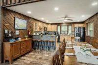 Sky View Chalet by AvantStay Stunning Interior Spacious Deck Hot Tub View