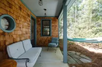 Near Wrightsville Beach! Cozy, Coastal Cottage w/King Br~FirePit~Outdoor Shower.