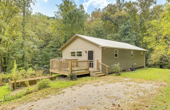 洛根湖寧靜小屋，帶寬敞庭院！