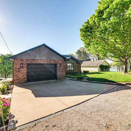Beautiful Kentucky Lake Getaway w/ Dock & Deck!