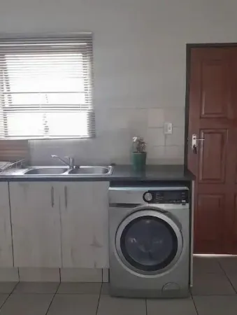 Modern 2 bedroom apartment 5 min from the mall Отели рядом с достопримечательностью «Terra Nova Seedlings»