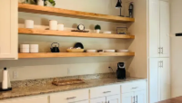 New Modern Home in West Faye with Frustration-Free Checkout, 10 Mins to Uofa