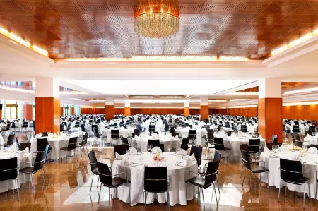 Le Méridien Oran Hotel & Convention Centre Отели в г. Сиди-Шами