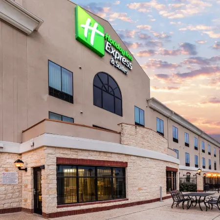 Holiday Inn Express & Suites FLORESVILLE by IHG