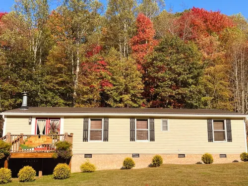 Countryside Thanksgiving Haven: Sleeps 6, Full Kitchen and Dining Room